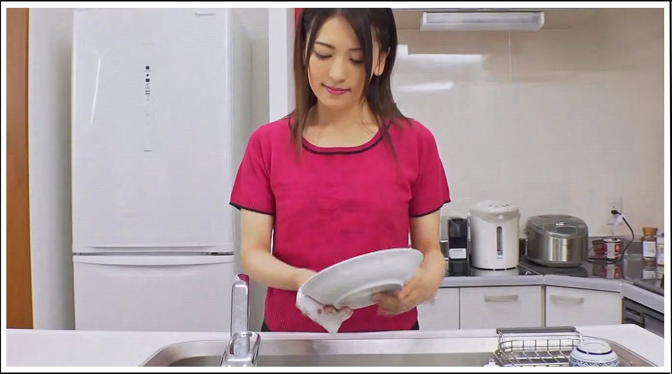 息子の友達にごちそうをふるまいたく、キッチンに立つ優子